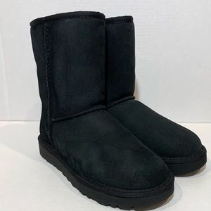 Classic Short II Ugg Available Size 6.